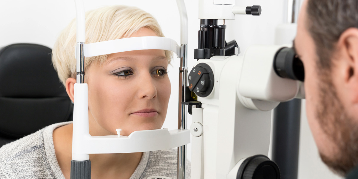 The slit lamp helps the eye doctor in the diagnosis of dry eyes.