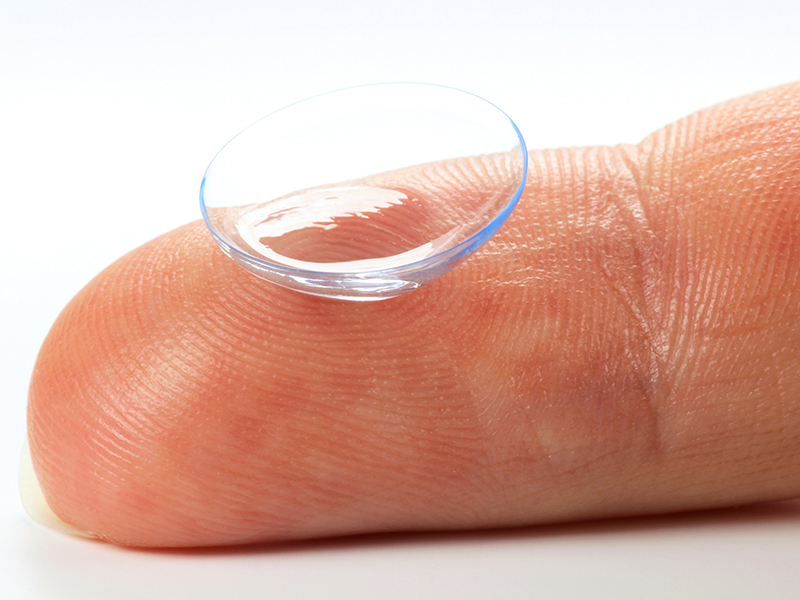 The right way to put contact lenses in: first, the lens is laid on the finger tip.