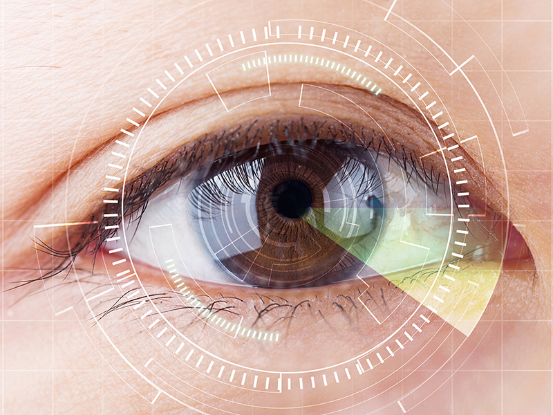 Bei einer Augenoperation wird das Auge präzise vermessen.
